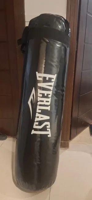 punching bag everlast كيس ملاكمة وزن 40 ك . مستعمل خفيف جدا