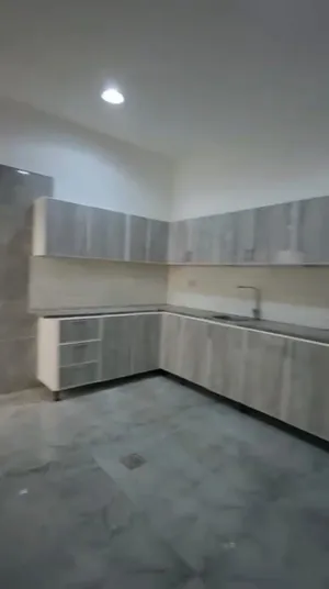 شقة فاخره للايجار اول ساكن و متوفر جميع الخدمات حولها