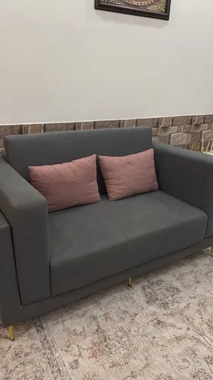 كنبه أنيقه للبيع قابل للتفاوض