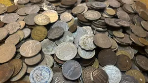 مجموعة عملات معدنية قديمة ومتنوعة للبيع