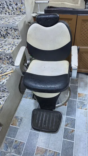 تجهيزات محل حلاقه كامله للبيع كرسي +مرايتين +جهاز بخار وجرارات عربانه +مكاين ونواعم +قنفه