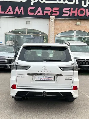 لكزس LX 570 2020 مستعملة بحالة ممتازة، لون أبيض، خليجية، بحساسات أمامية وتقنيات حديثة