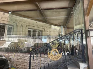 للبيع واجهة زجاج سكريت كاملة 23 قطعة بحالة ممتازة