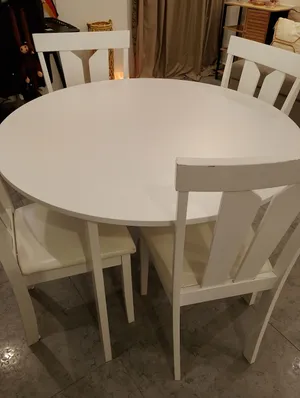 للبيع طاولة واربع كراسي طاوله جديده الكراسي ب 10 والطاولة 10