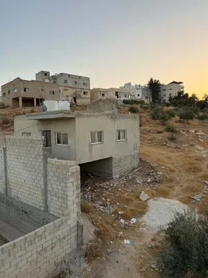 بيت للبيع في منطقة هادئه ومطلة
