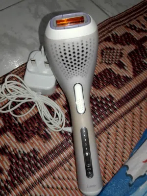 جهاز إزالة الشعر بالومضات الضوئية