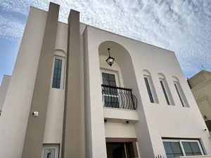 ثلاث فيلات بتشطيب حديث، ربي يبارك الموقع: قبل جزيرة الساعة، بجانب سوق الكيلاني.