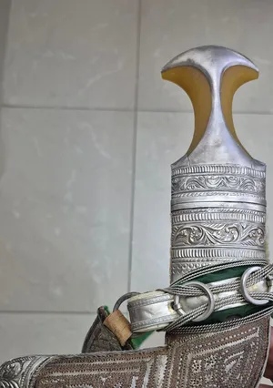 للبيع خنجر نزواني قديم — فضة ثقيلة