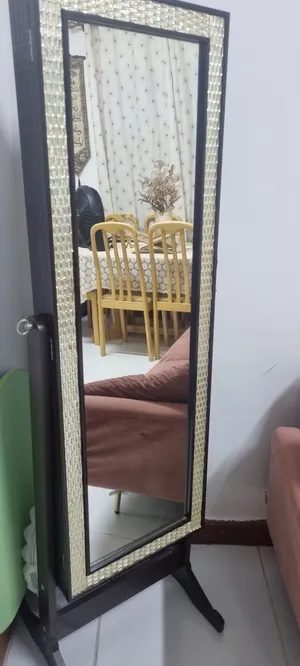 خزانة اكسسوارات بحالة ممتازة جدا
