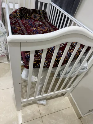للبيع سرير اطفال بحالة جيده جداً استخدام سنه