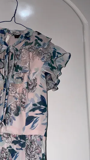 Elegant floral midi dress size S. Soft pastel shades with lace & ruffle details فستان دانتيل