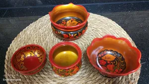 مجموعة أواني خشبية مزخرفة بأسلوب خوخلوما الروسي – 4 قطع – 45 دينار Russian Khokhloma-Style Decorativ