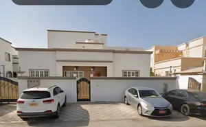 مبنى مكون من فيلا أماميه وثلاث شقق خلفيه