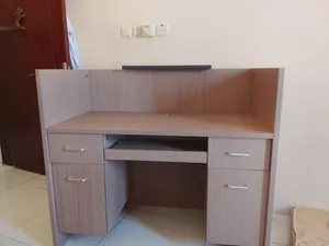 مكتب وطاولة للبيع بغرض السفر بالخوض