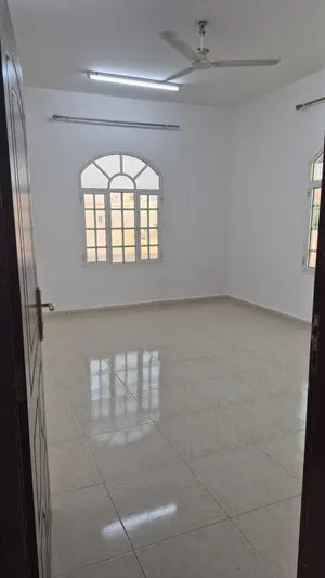 شقة للايجار في الخوض للعوائل في مبنى سكني