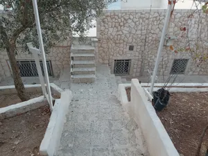 بيت مستقل حوله حديقة