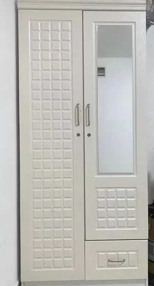 للبيع خزانة ملابس نظيفة جدا