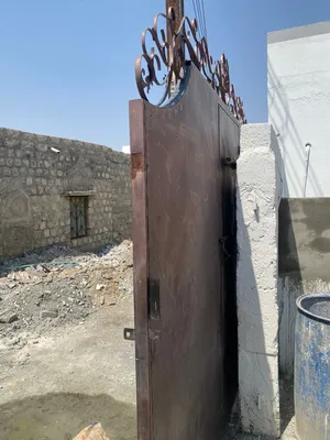 باب حوش اموره طيبه بس يحتاج حديده ارضيه يلي تمشي فيها باب