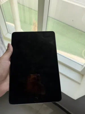 ايباد مني 5نضيف بس فيه ضربه بسيطه ما ماثره عليه الباقي اموره تمام