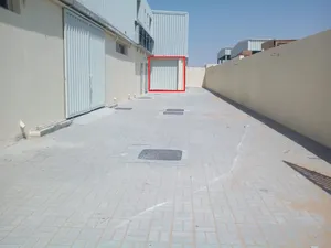 مستودع للإيجار بمنطقة الصجعة (الحنو الصناعية) في إمارة الشارقة. مستودع مساحة 3,700 قدم مربع به ميزان