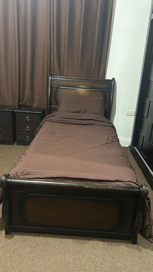 التخت الخشب بحالة جيدة جداااا مستعمل بحاجة ل دهان خفيف ببعض الاماكن فيه التخت الحديد مستعمل نظيف