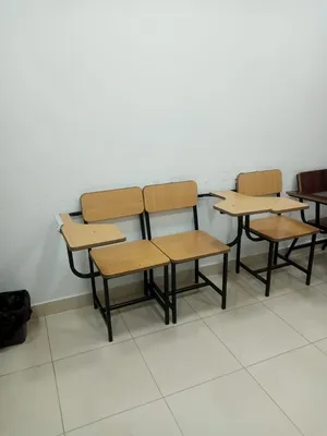 مقاعد خشب دراسية مع طاوله بحاله ممتازة
