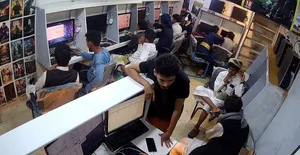 محل انترنت للبيع مشروع استثماري ناجح ولديه قاعدته الجماهيرية وبكامل تجهيزاته في موقع حيوي بسعر مغري