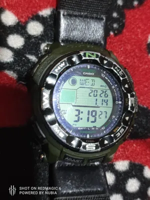 هذه ساعة يد كاسيو برو تريك (Casio Pro Trek) طراز PRW-2500 أو PRG-250 تعمل بالطاقة الشمسية.   تعمل با