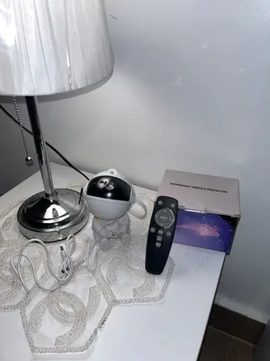 رجل فضاء يولع في ضئ ألوان