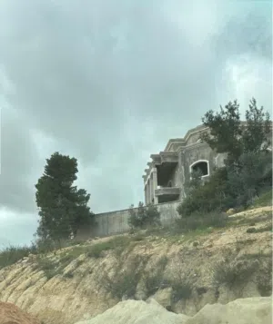 فيلا مستقلة عظم للبيع في دابوق – نظام إسباني فاخر