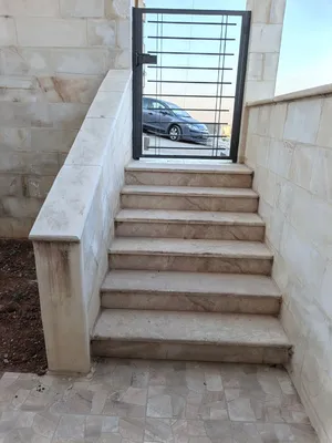 شقة مميزة فارغة للأيجار السنوي في ضاحية الرشيد بمساحة 200 متر داخلي لم تسكن