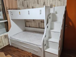 سرير أطفال 3 أماكن بحاله ممتازه مع الفرشات جديده مع الماترس موقع عجمان الحميديه Ghledren bed for Sal