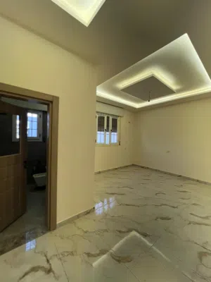 عمارة 4 ادوار وملحق خدمية للايجار تشطيب حديث بالمصعد في موقع ممتاز بشارع الظل