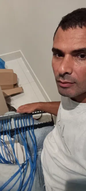 فني تركيب انظمه شبكات ومراقبة وأعمال كهربيه