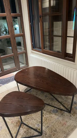 طقم طاولة خشب و طاولة جانبية من la chaise