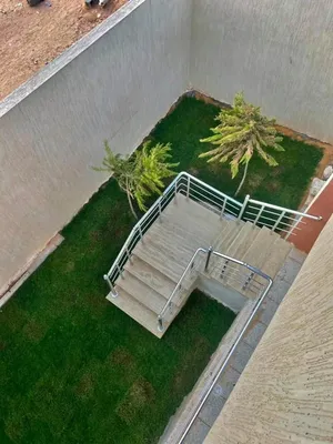 مبني للايجار عين زاره الحمودات هو في الاساس مطبخ كبير بالسكن يمكن تحويره الي مصنع او مدرسه جامعه