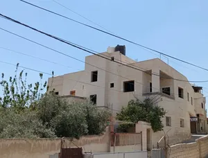 فرصة استثمارية وسكنية لا تُعوّض  بيت مستقل بمساحة أرض واسعة في موقع حيوي!