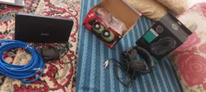 كلهم مع بعض سماعات شبه جديدة نظيفه ومرتبه وراوتر زين  وشاحنو وسلك ايثر نت للراوتر