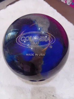 كرة بولينج خفيفة ومميزة Columbia 300 (صناعة أمريكية) للبيع!