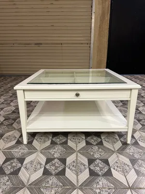 طاولة إيكيا (IKEA) للبيع