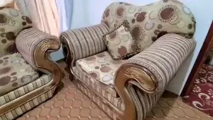 للبيع مستعجل طقم كنب مجلس فاخر مكون من اربع قطع فاخره