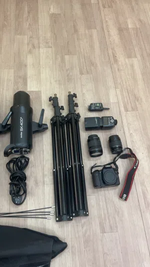 كاميرا كانون 70 d مع جميع ملحقاتها والعدسات و إضاءة فلاشات لتصوير