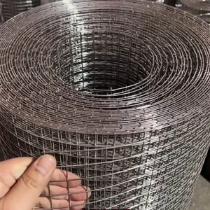 رول شبك حديد ملحوم للسياج 25 متر × 120 سم – مجلفن أو أخضر PVC قوي ومتين