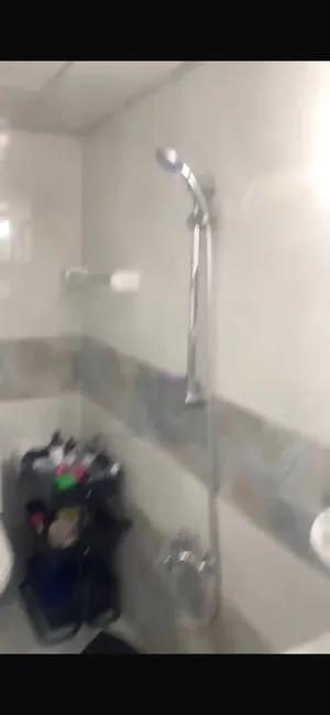 غرفة مفروشه داخل شقه