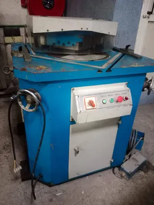 Hydraulic angle shear with movable angle