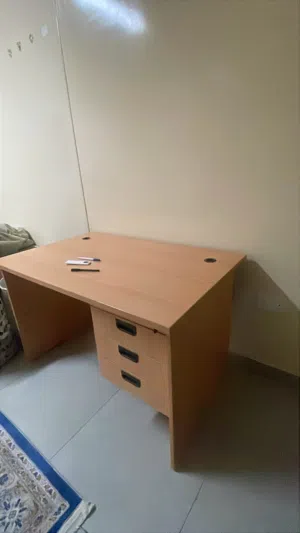 مكتب كبير ، بثلاثة درج ، قوي ومتين ، مصنوع بخشب قوي  300 درهم Large desk, with three drawers, sturdy