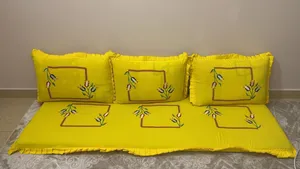 جلسة ارضيه قديمه تقليديه نظيفه جداً جداً