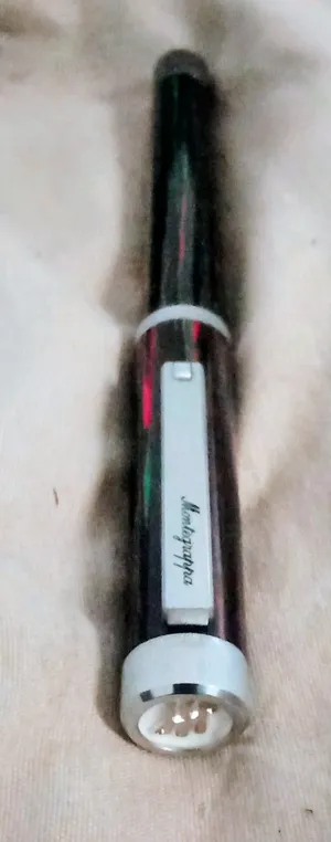 قلم فاخر يبدو أنه قلم مونتيغرابا (Montegrappa)، ويشبه بالتحديد إصدارات مثل مجموعة مونت(Montegrappa)،