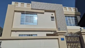 فـــــيــلا مميزة و واسعة للبيع في العامرات الخامسة .