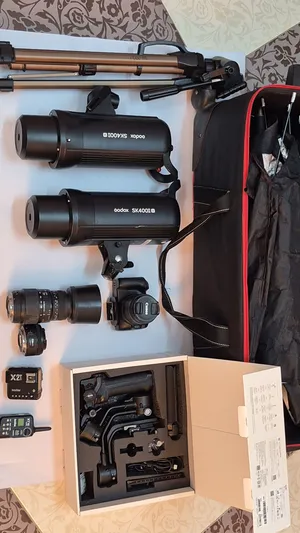 عدة تصوير للبيع كاميرا كانون 250d مع اربع عدسات و مانع اهتزاز dji rsc2 و إضائتين400w من جودكسو ستاند